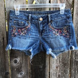 🌻 American Eagle • floral embroidered shorts